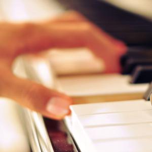 美女扒开双腿让男人捅
