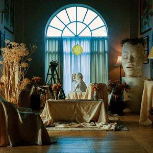 美女扒开双腿让男人捅
