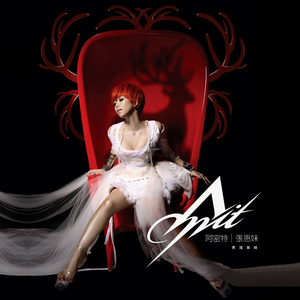 美女扒开双腿让男人捅
